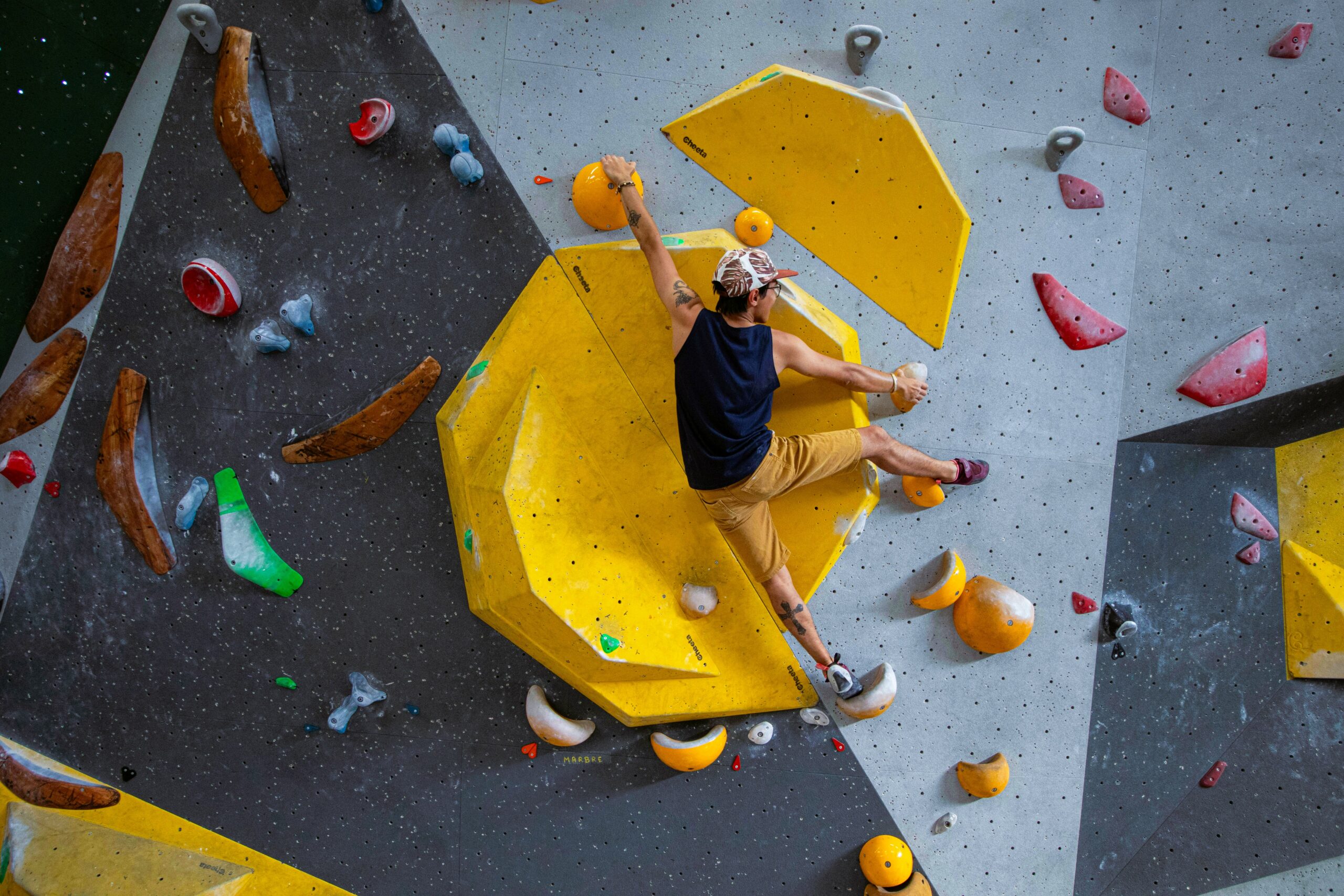 Heel hook to zaawansowana technika wspinaczkowa, polegająca na aktywnym zaczepieniu pięty o chwyt w celu przyciągnięcia ciała do ściany i odciążenia rąk.