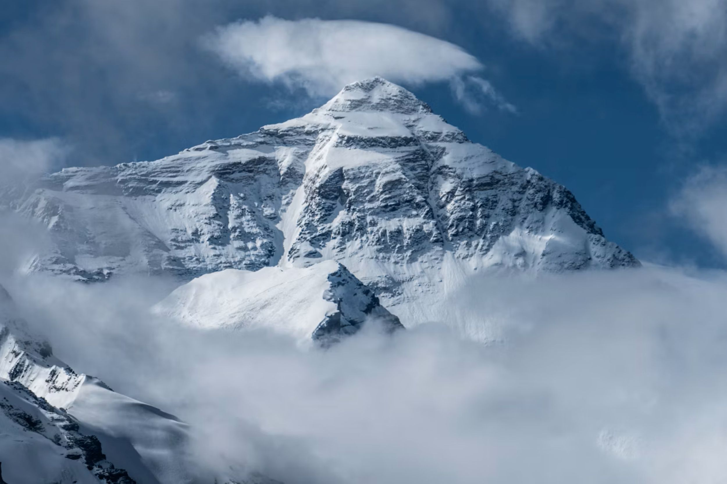 Odkryj mroczne tajemnice Tęczowej Doliny na Mount Everest, gdzie tragiczne historie wspinaczy i etyczne dylematy strefy śmierci tworzą najbardziej poruszający obraz najwyższej góry świata.