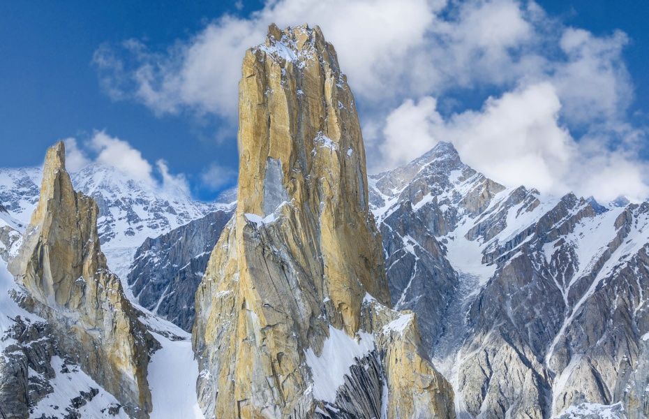 Pionowe, granitowe ściany Great Trango Tower w Pakistanie – miejsce wytyczenia drogi Parallelnij Mir przez zespół Kopteva, Chibitok i Yasinskaya.