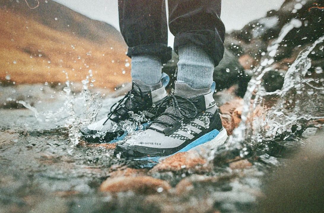 Membrana w obuwiu trekkingowym to kompromis między ochroną przed wilgocią a oddychalnością, dlatego warto wiedzieć, kiedy naprawdę się przydaje.