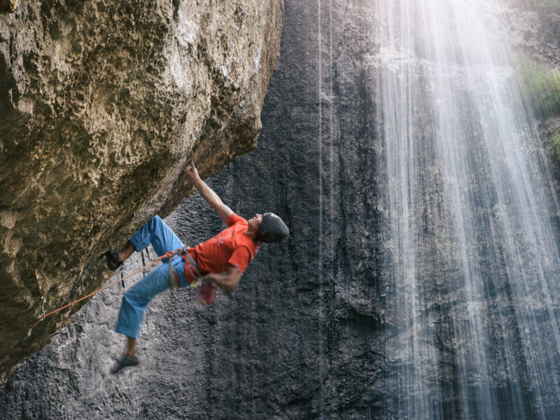 David Lama pokonuje drogę Avaatara (9a) w wąwozie Baatara w Libanie, prowadząc jedną z najbardziej niezwykłych linii wspinaczkowych na świecie tuż obok spektakularnego wodospadu.