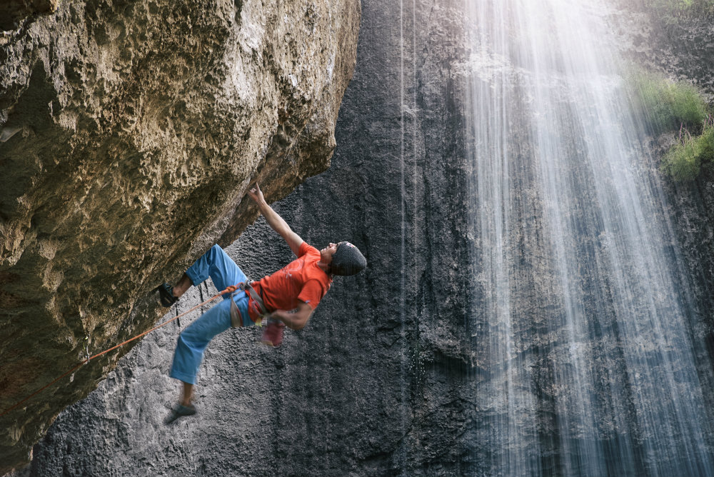 David Lama pokonuje drogę Avaatara (9a) w wąwozie Baatara w Libanie, prowadząc jedną z najbardziej niezwykłych linii wspinaczkowych na świecie tuż obok spektakularnego wodospadu.