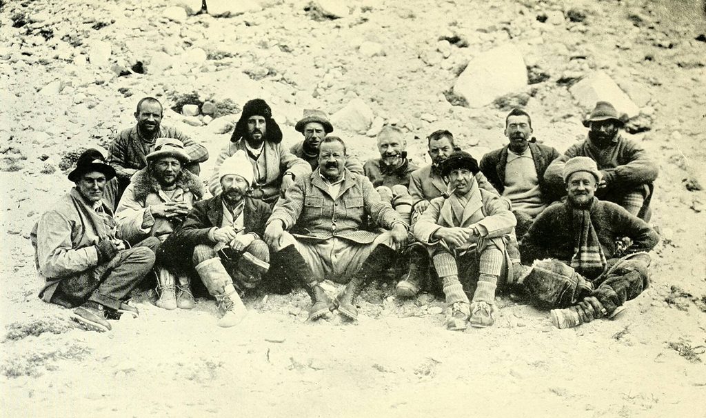 Członkowie brytyjskiej ekspedycji na Everest z 1922 roku na wspólnym zdjęciu.
