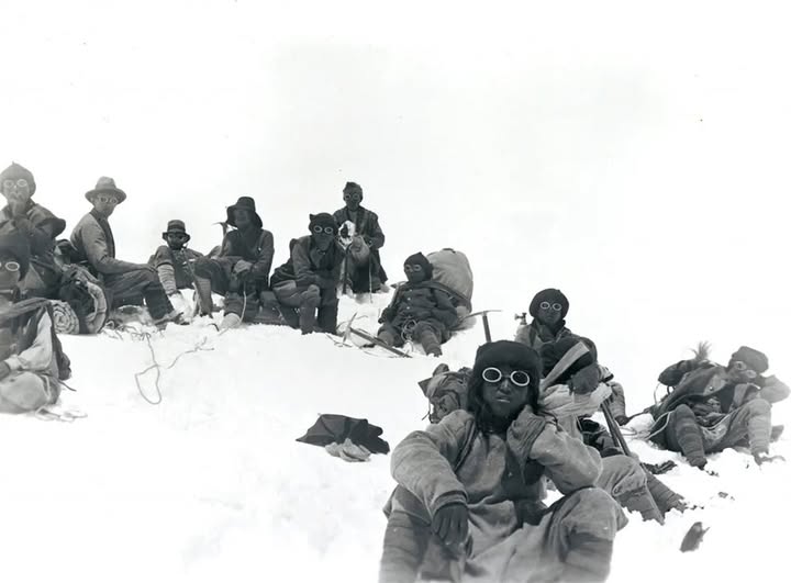 Podczas podejścia na North Col odpoczywają członkowie wyprawy z 1922 roku, między innymi George Mallory i szerpowie.