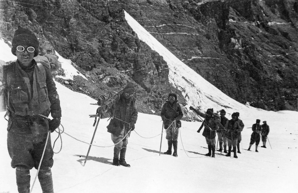 Brytyjczycy i szerpowie z wyprawy na Mount Everest w 1922 roku.