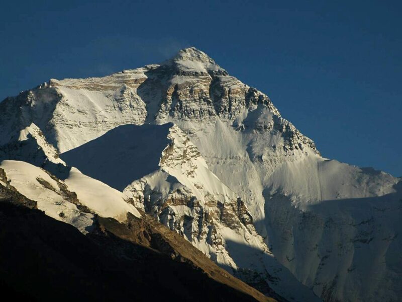 Szerpowie na Mount Everest odegrali kluczową rolę w historii podboju tej góry, pełniąc funkcję niezastąpionych przewodników oraz tragarzy wysokościowych.