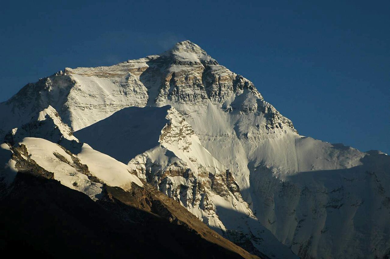 Szerpowie na Mount Everest odegrali kluczową rolę w historii podboju tej góry, pełniąc funkcję niezastąpionych przewodników oraz tragarzy wysokościowych.