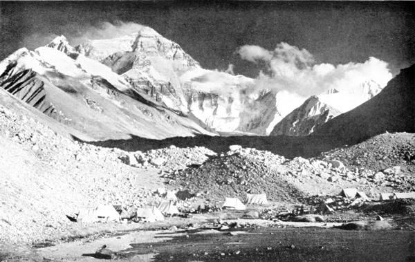 Wieczorna panorama obozu bazowego i Mount Everestu.